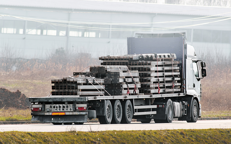Flatbed-truck-transporting-heavy-construction-formwork-materials